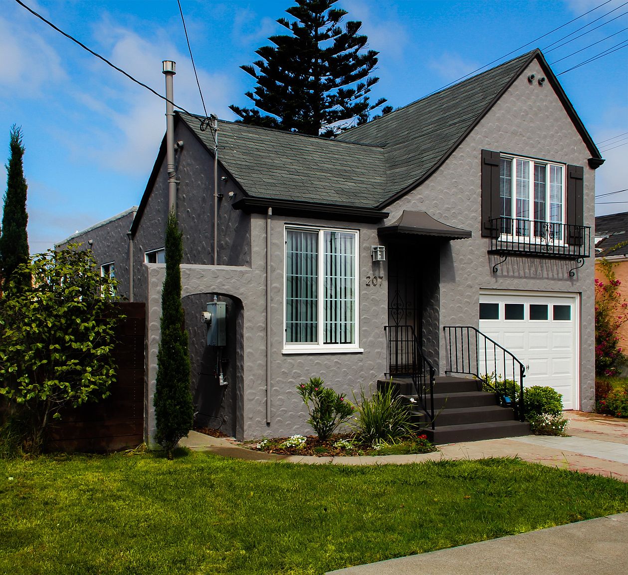 Exterior of 207 S 18th St